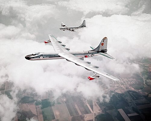 Foto udara yang menampilkan pesawat uji coba Convair NB-36H Peacemaker bersama Boeing B-50 Superfortress sebagai pesawat pendamping selama uji penelitian di Fort Worth, Texas, Amerika Serikat. NB-36H, yang dikenal sebagai Nuclear Test Aircraft, dimodifikasi untuk membawa reaktor nuklir uji coba dalam ruang bomnya sebagai bagian dari program penelitian pesawat bertenaga nuklir pada 1950-an.